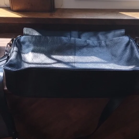 Kenneth Cole Reaction Laptop Messenger Bag - Picture 3 of 16